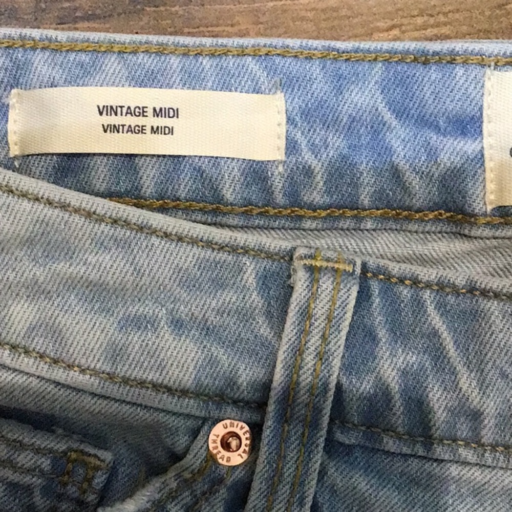 NWT Universal Thread Vintage Midi Shorts Stretch Size 4 Light Blue Denim Raw Hem - Picture 5 of 6